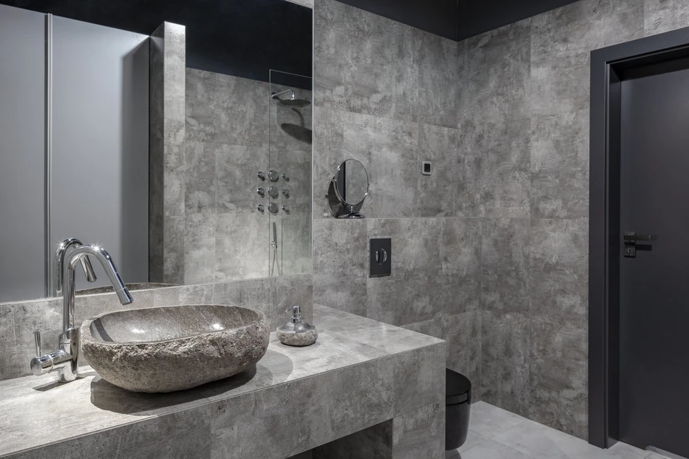 Salle de bain moderne avec douche à l'italienne équipée de colonne hydromassante et pommeau de tête